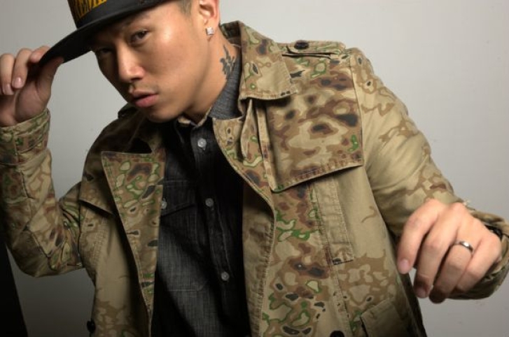 mc-jin-shows-off-his-wedding-band.