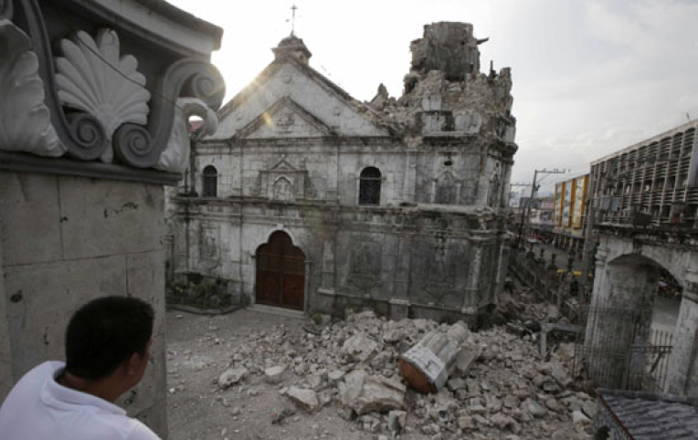 philippines-earthquake-topples-oldest-churchs-bell-tower.