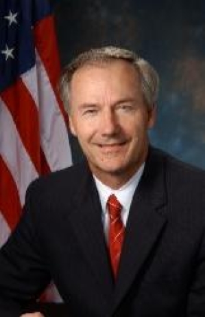 阿肯色州州長賀勤森（Asa Hutchinson）。